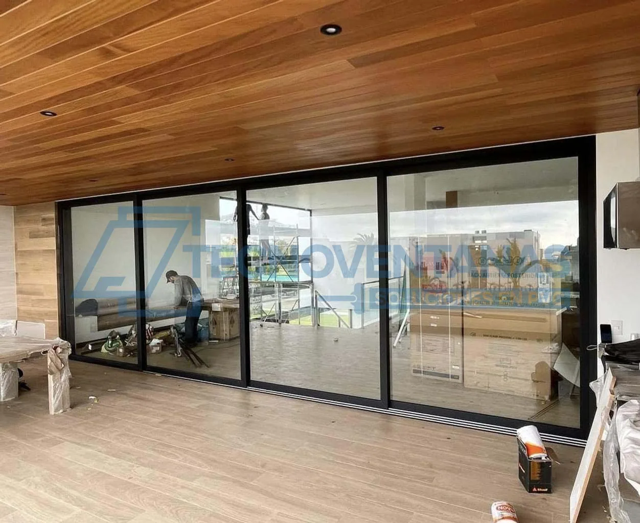 Mampara corrediza PVC en residencia con cielo de madera