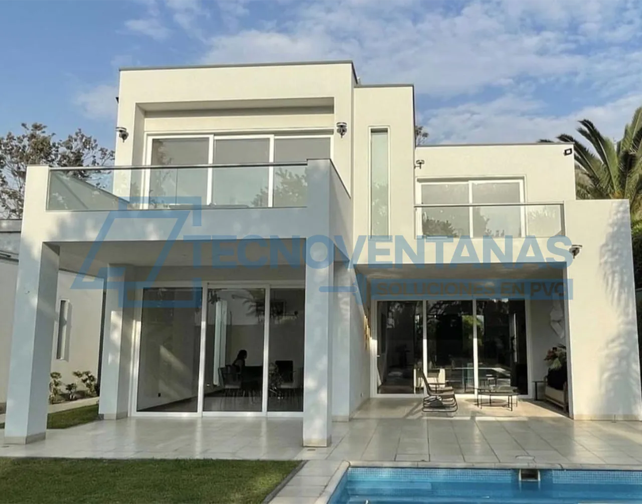 Casa moderna con ventanas PVC blancas y amplias mamparas