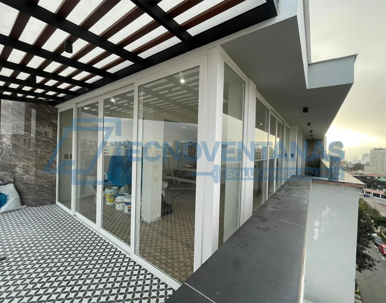 Detalle de ventana PVC en interior moderno